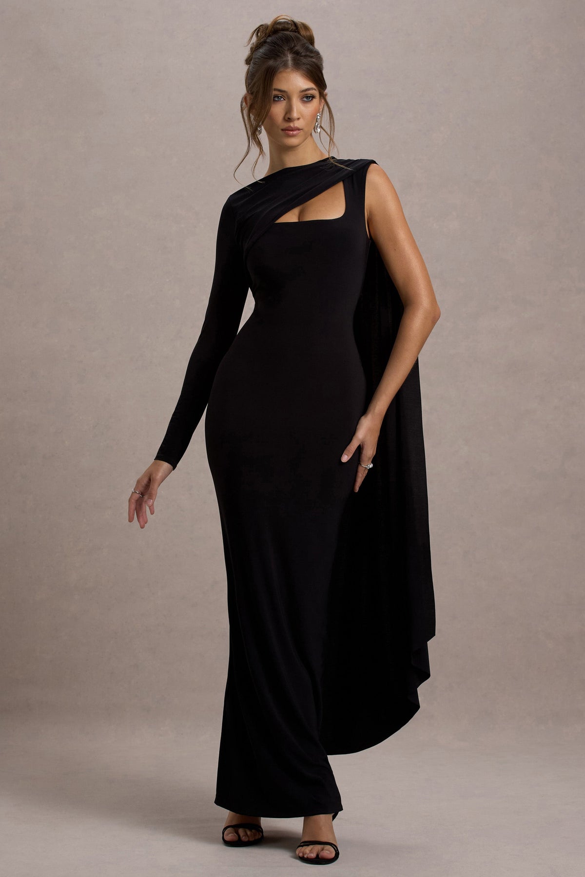 Ashini |  Vestido largo Negro de Una Manga con Capa