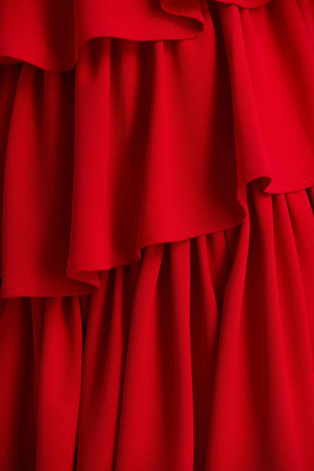Bogota | Vestido rojo largo con escote pronunciado y detalle de falda con volantes