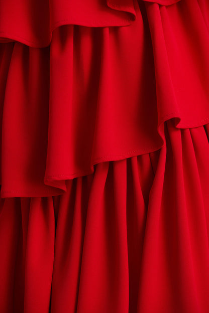 Bogota | Vestido rojo largo con escote pronunciado y detalle de falda con volantes