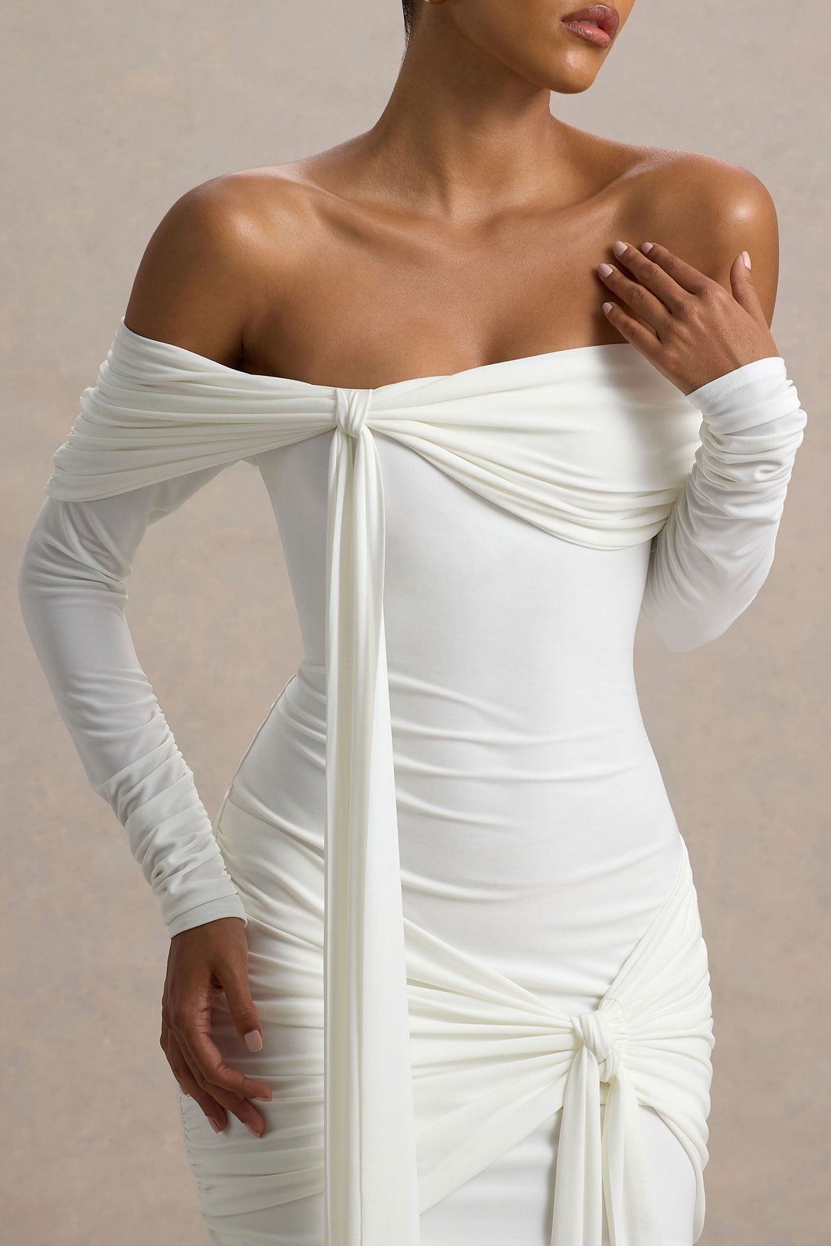 Essie | Vestido corto blanco de mangas largas con escote bardot y detalles de lazo