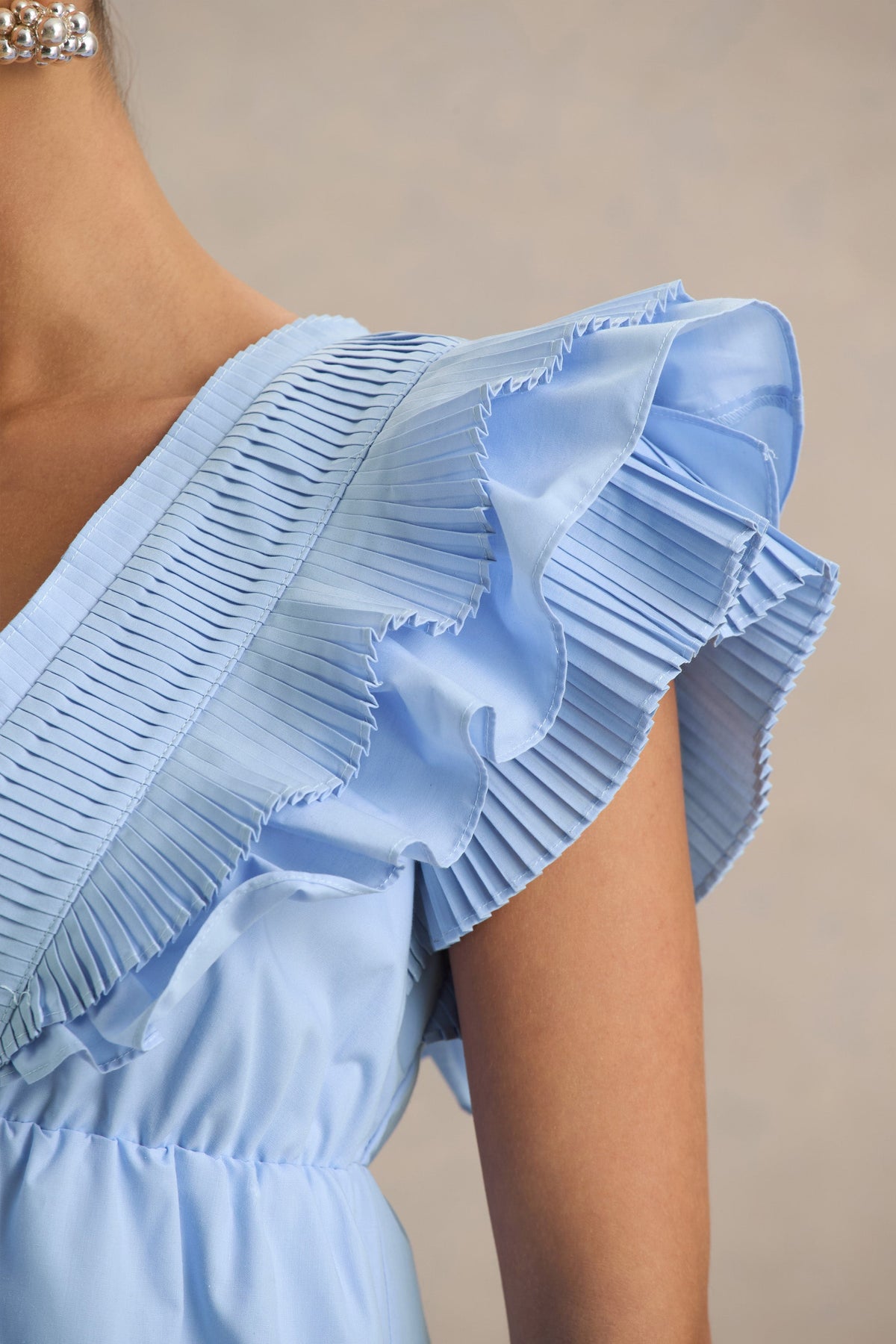 Judie | Vestido corto azul claro con detalle de volantes