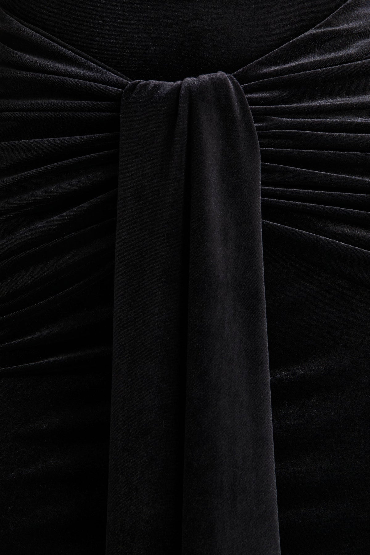 Idalina | Vestido Largo Negro de Terciopelo con Cuello Alto y Detalle Fruncido