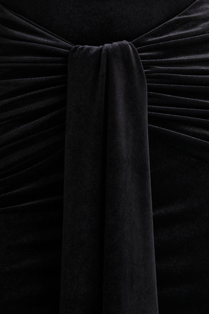 Idalina | Vestido Largo Negro de Terciopelo con Cuello Alto y Detalle Fruncido