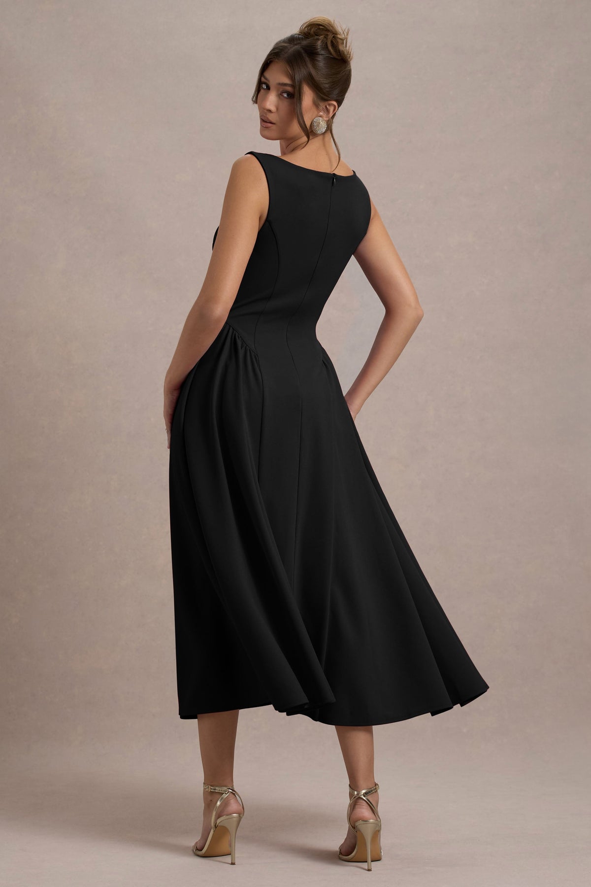 Muriel | Vestido midi negro con escote barco y bajo con volumen