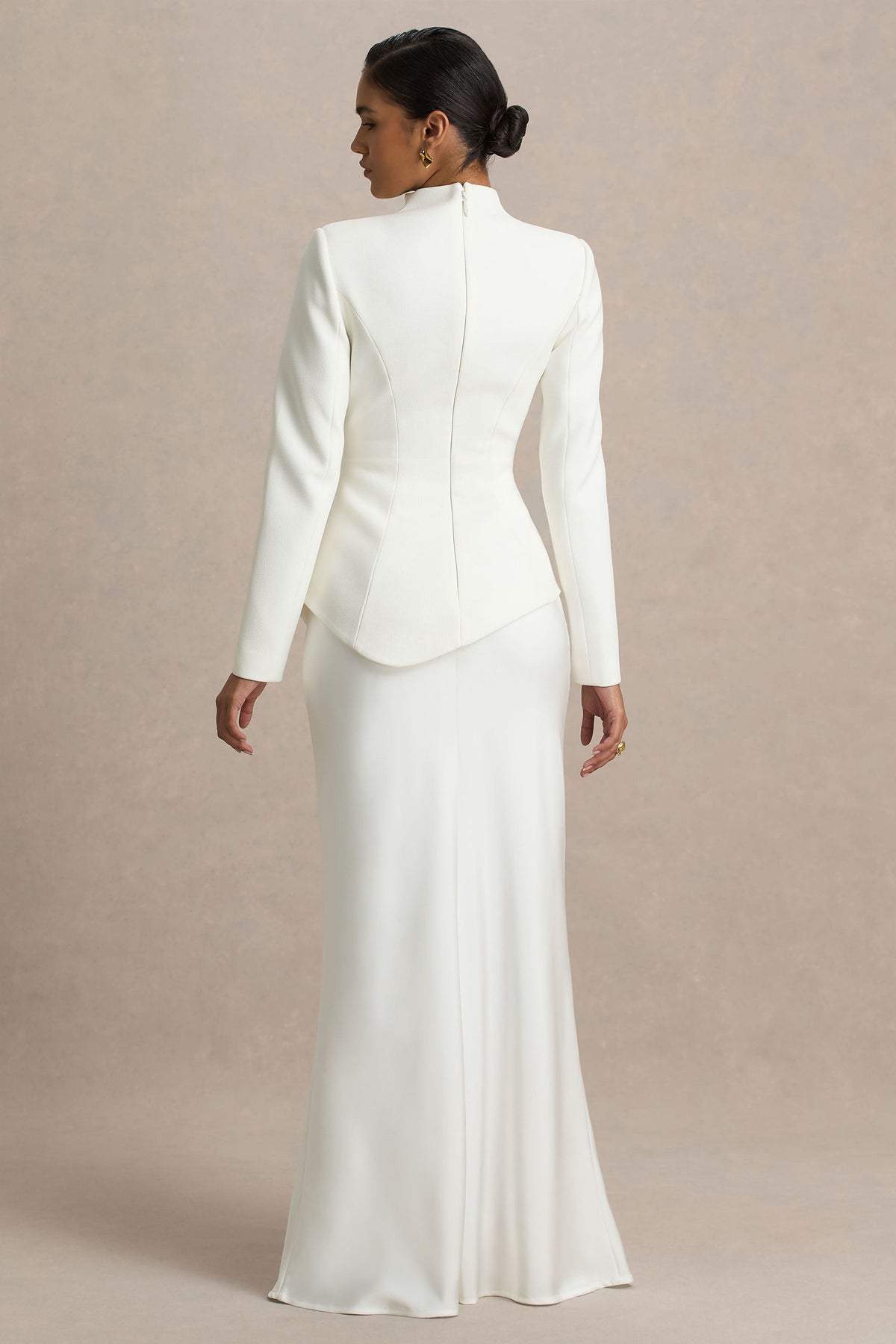 Pepita | Vestido Largo Crema de Escote Alto con Cintura Asimétrica y Falda de Satén