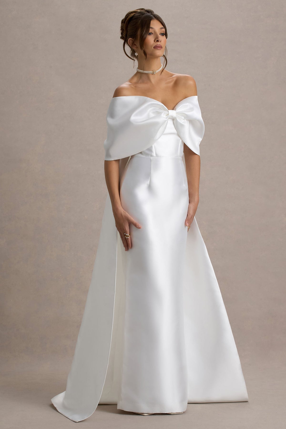Wanting More | Vestido largo blanco roto con escote bardot y detalle de capa trasera