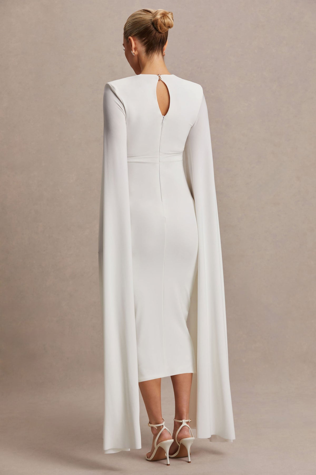Flawless | Vestido midi premamá blanco con escote cuadrado y mangas capa
