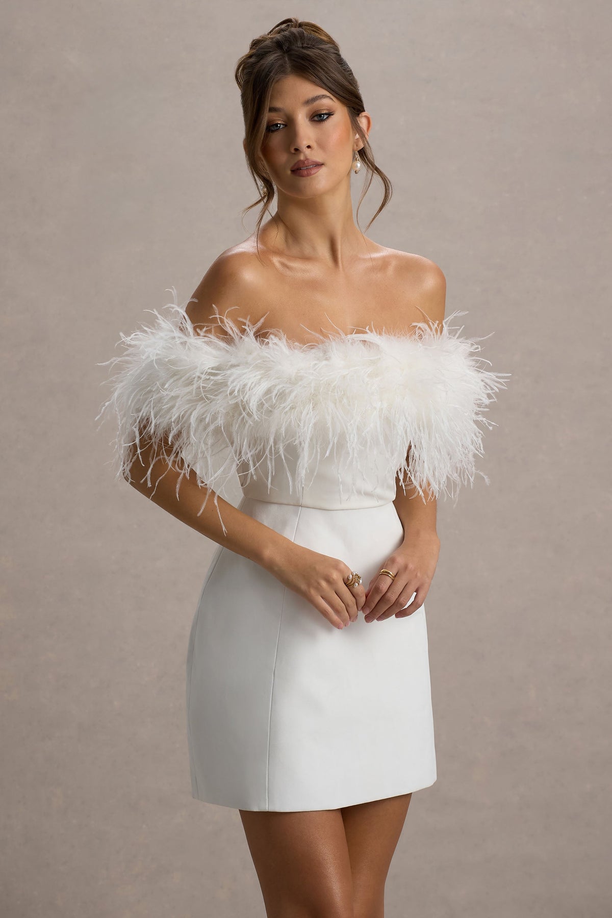 Palace | Vestido corto blanco con escote bardot y detalle de plumas