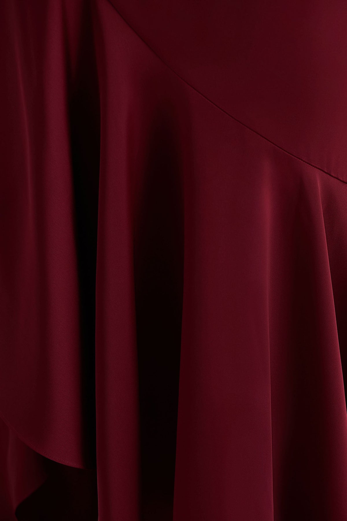 Freya | Vestido Largo De Satén Burdeos Con Cuello Alto y Detalle Fruncido