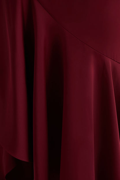 Freya | Vestido Largo De Satén Burdeos Con Cuello Alto y Detalle Fruncido