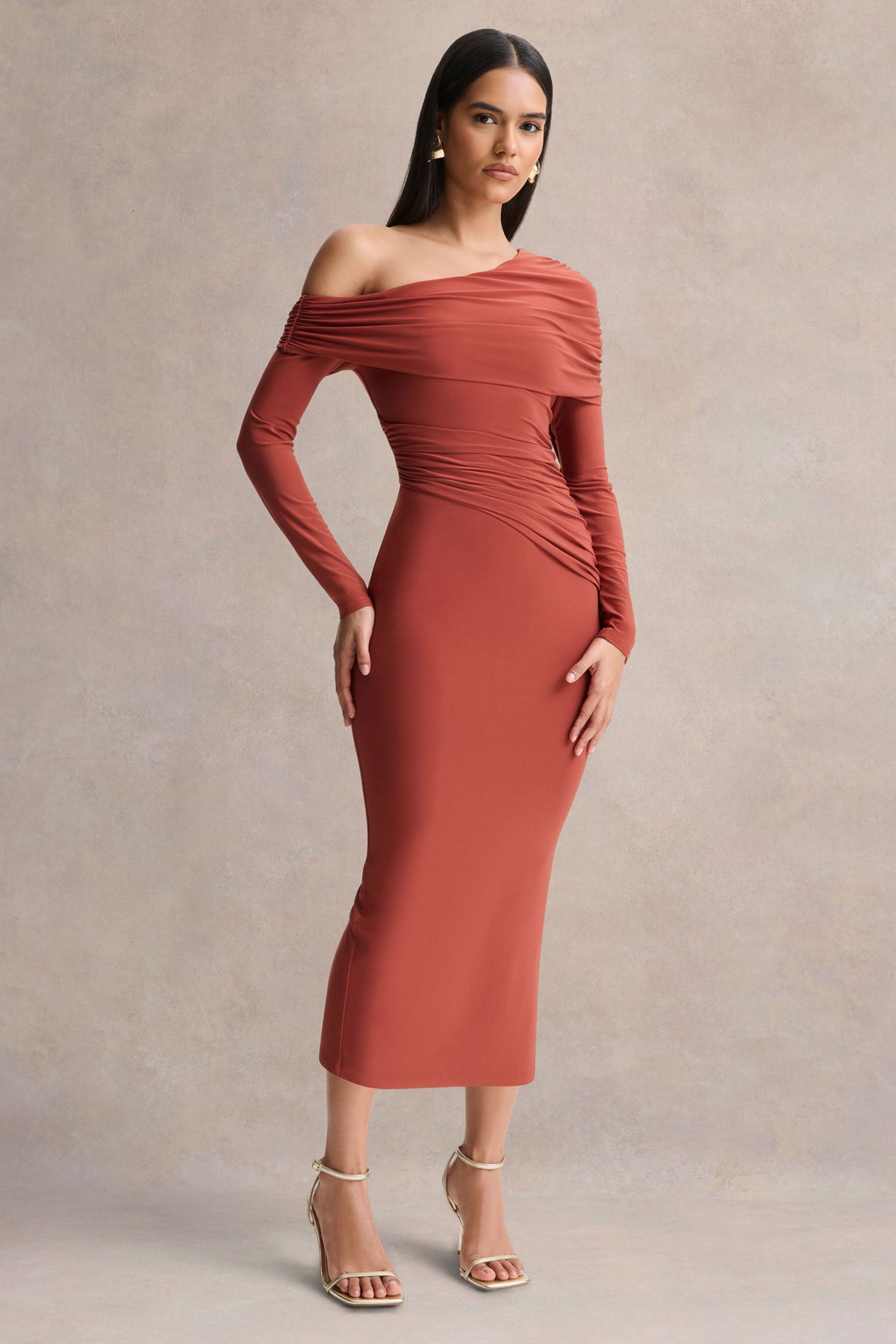 Elliora | Vestido midi de color óxido con cuello asimétrico