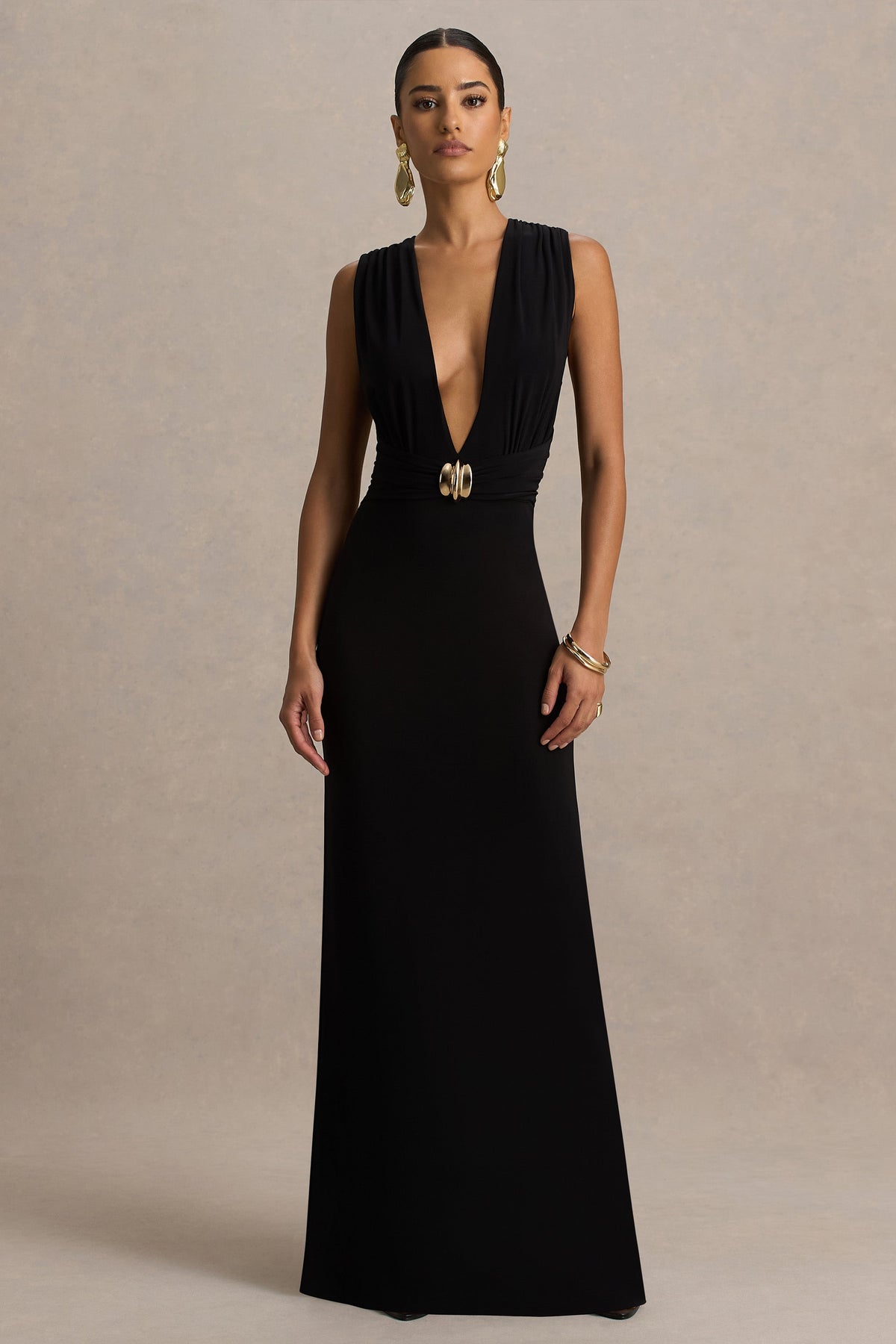 Alena | Vestido Largo Negro con Escote Profundo y Detalle Dorado