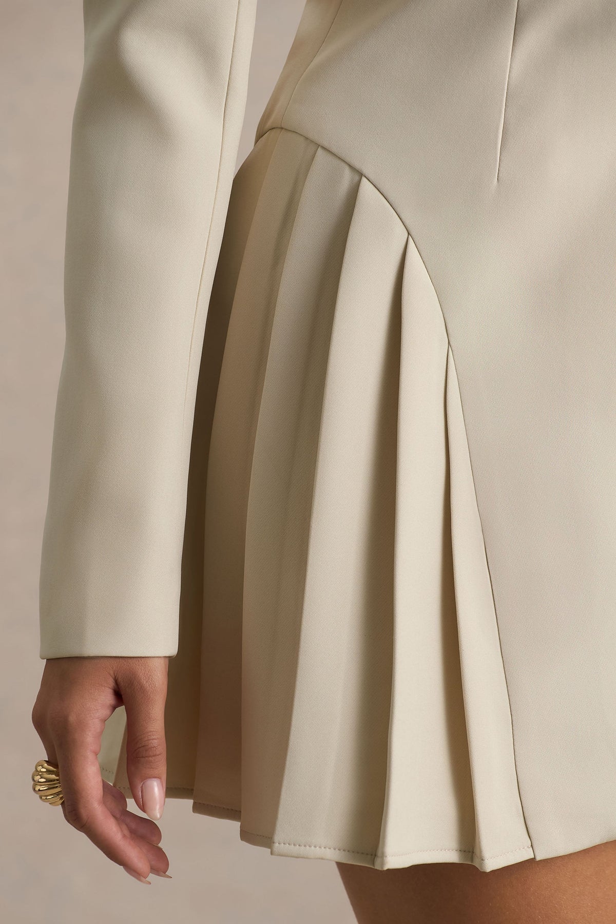 Blossoming | Vestido Corto Nude con Escote Profundo y Plisados