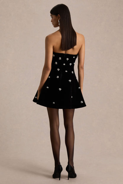 Tessa | Vestido corto negro de terciopelo con escote bandeau ornamentado