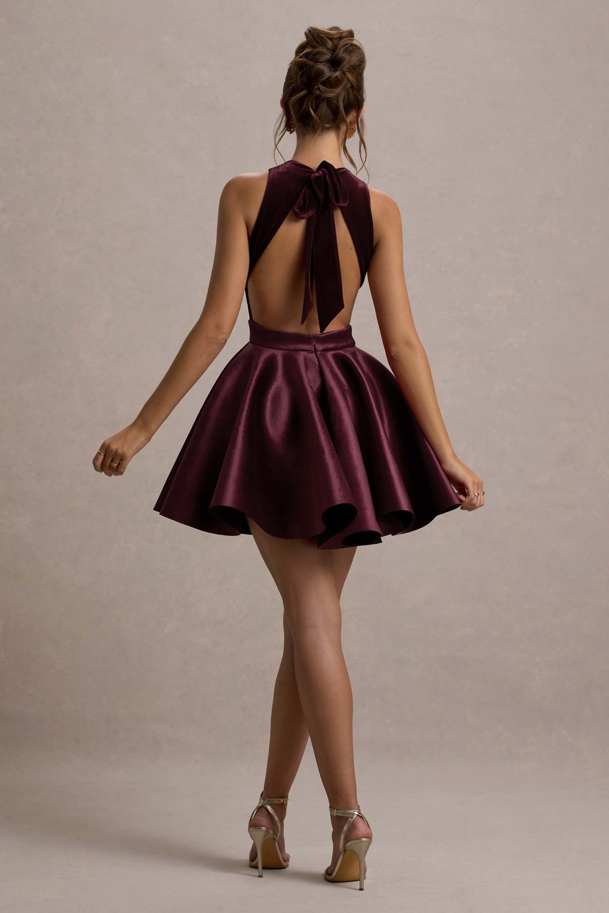 Mackie | Vestido corto de terciopelo con espalda al aire y falda de vuelo en color burdeos