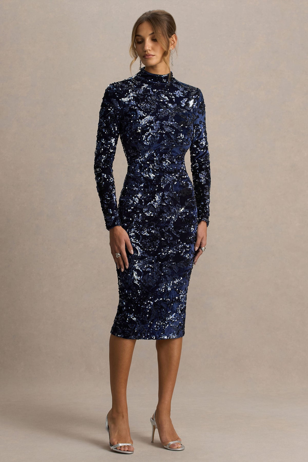 Alanita | Vestido midi azul marino de terciopelo y lentejuelas con cuello alto y mangas largas