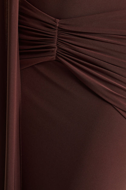 Hyla | Vestido Largo Marrón con Escote Alto y Detalle de Fajín