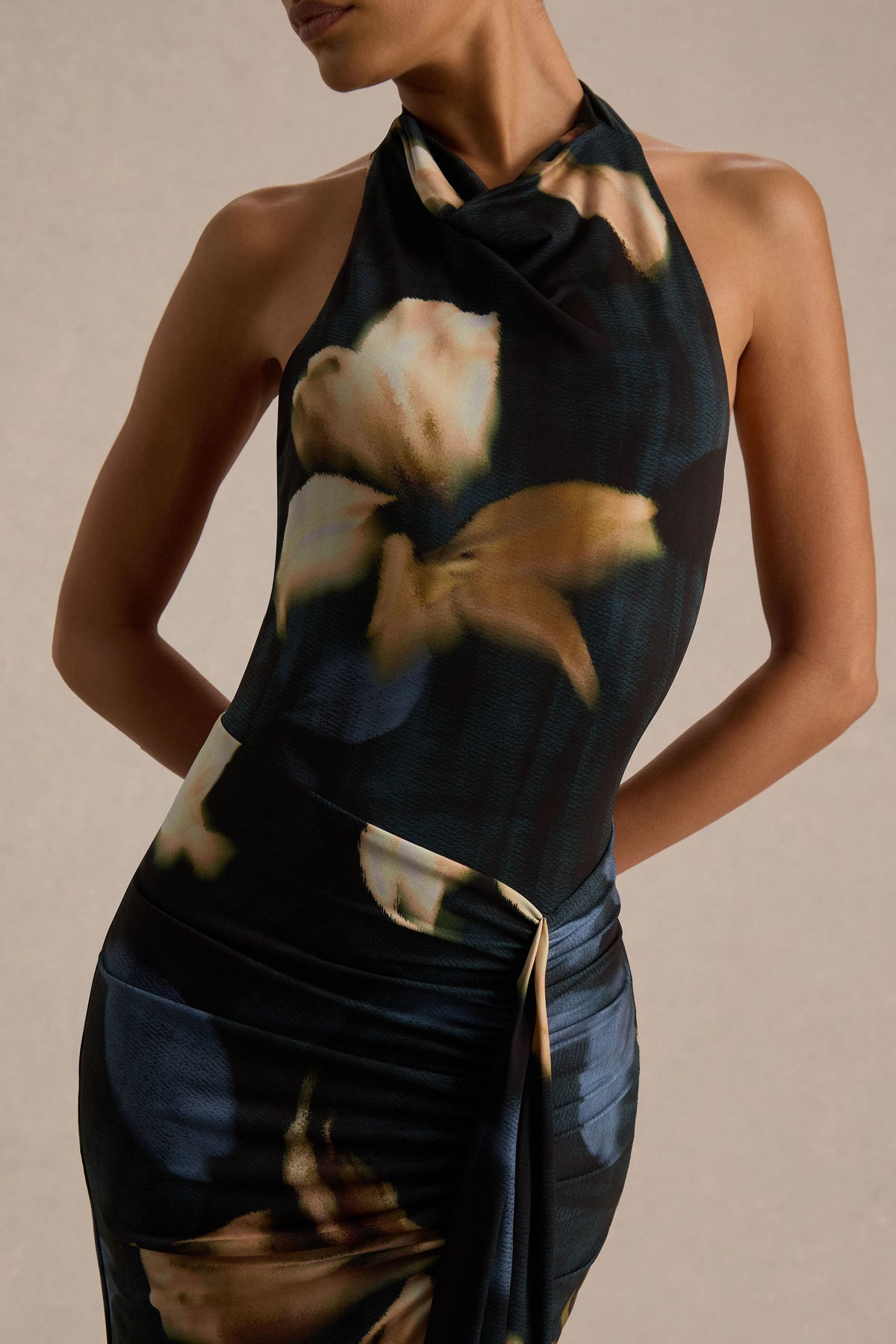 Sunflower | Vestido largo de cuello alto con estampado de lirios oscuros y abertura frontal alta