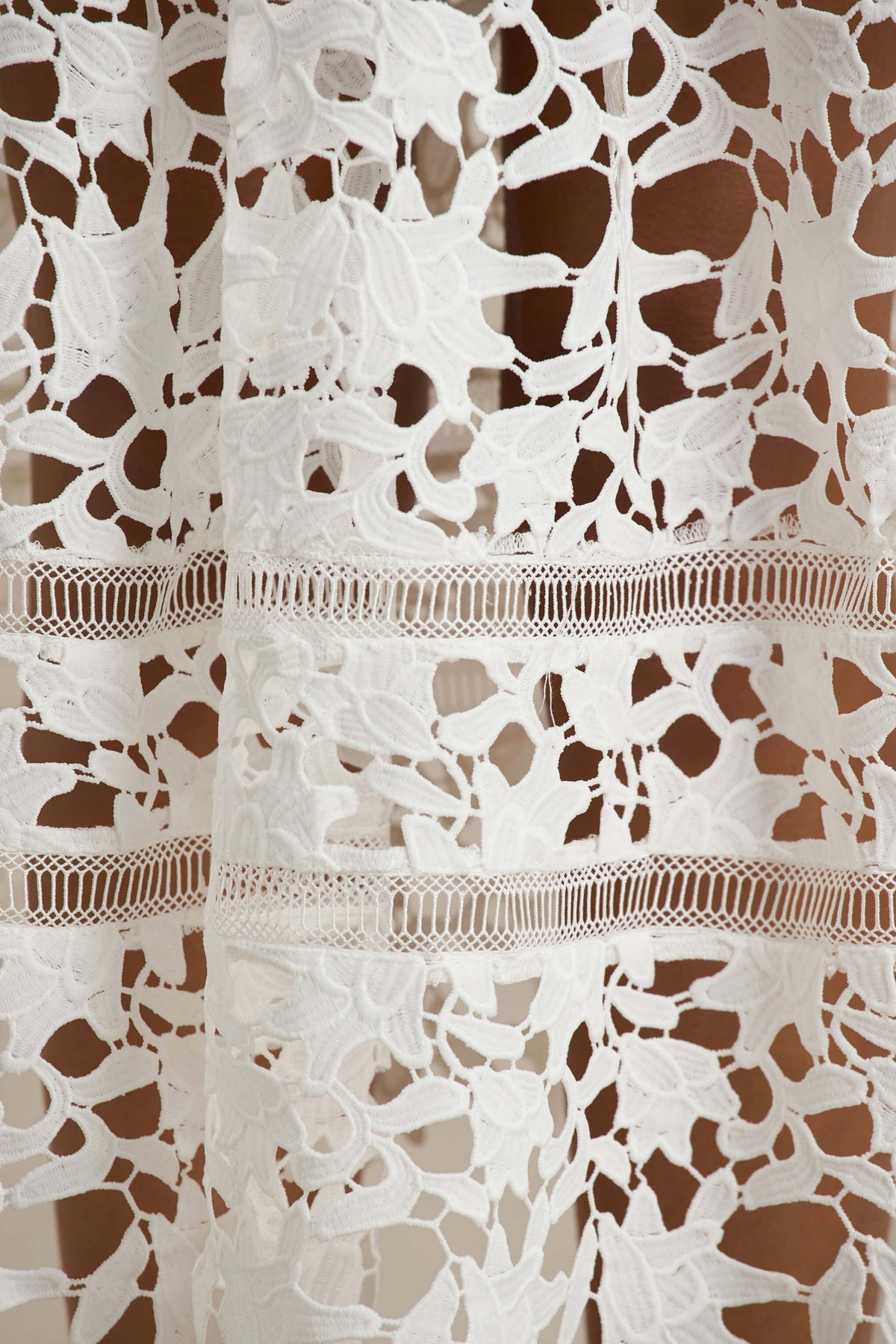 Zuri | Vestido midi blanco de encaje con escote corazón