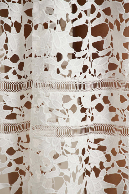 Zuri | Vestido midi blanco de encaje con escote corazón