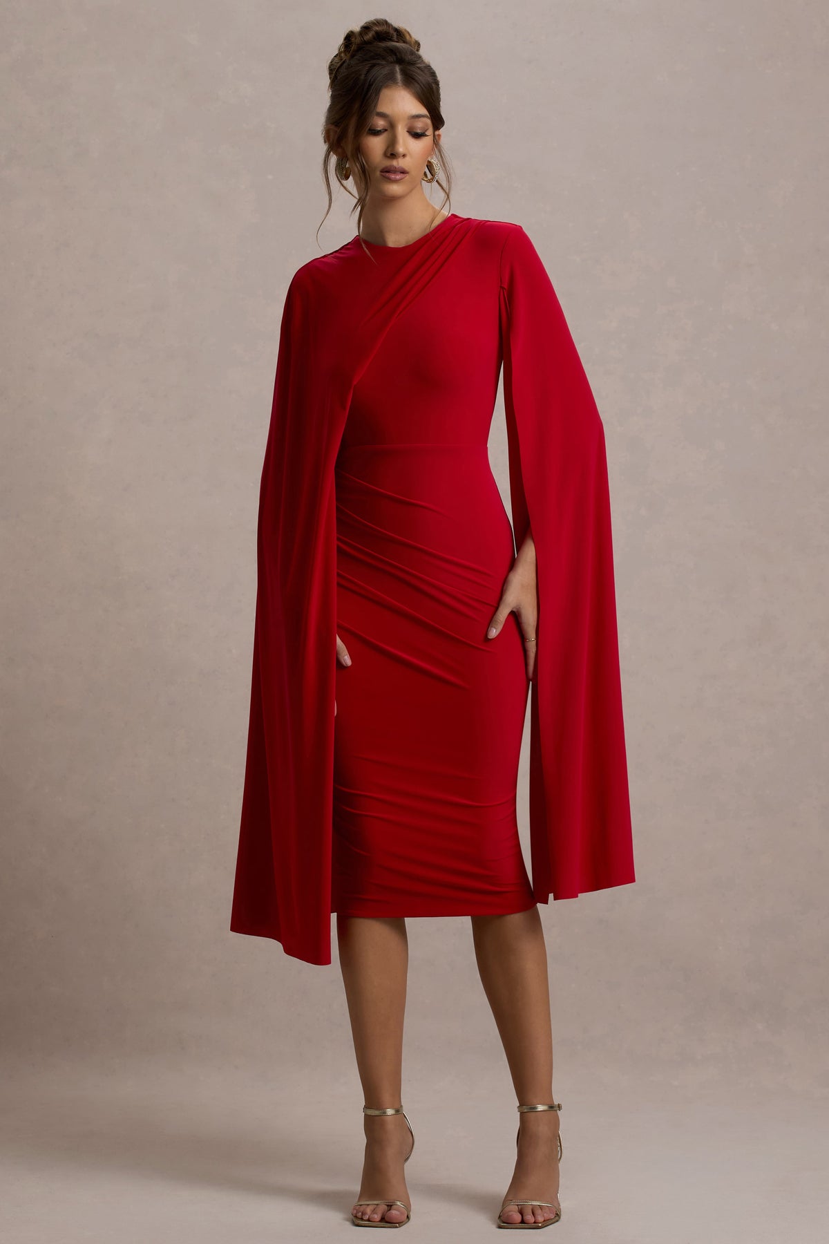 Marysol | Vestido midi ajustado y mangas capa en color rojo