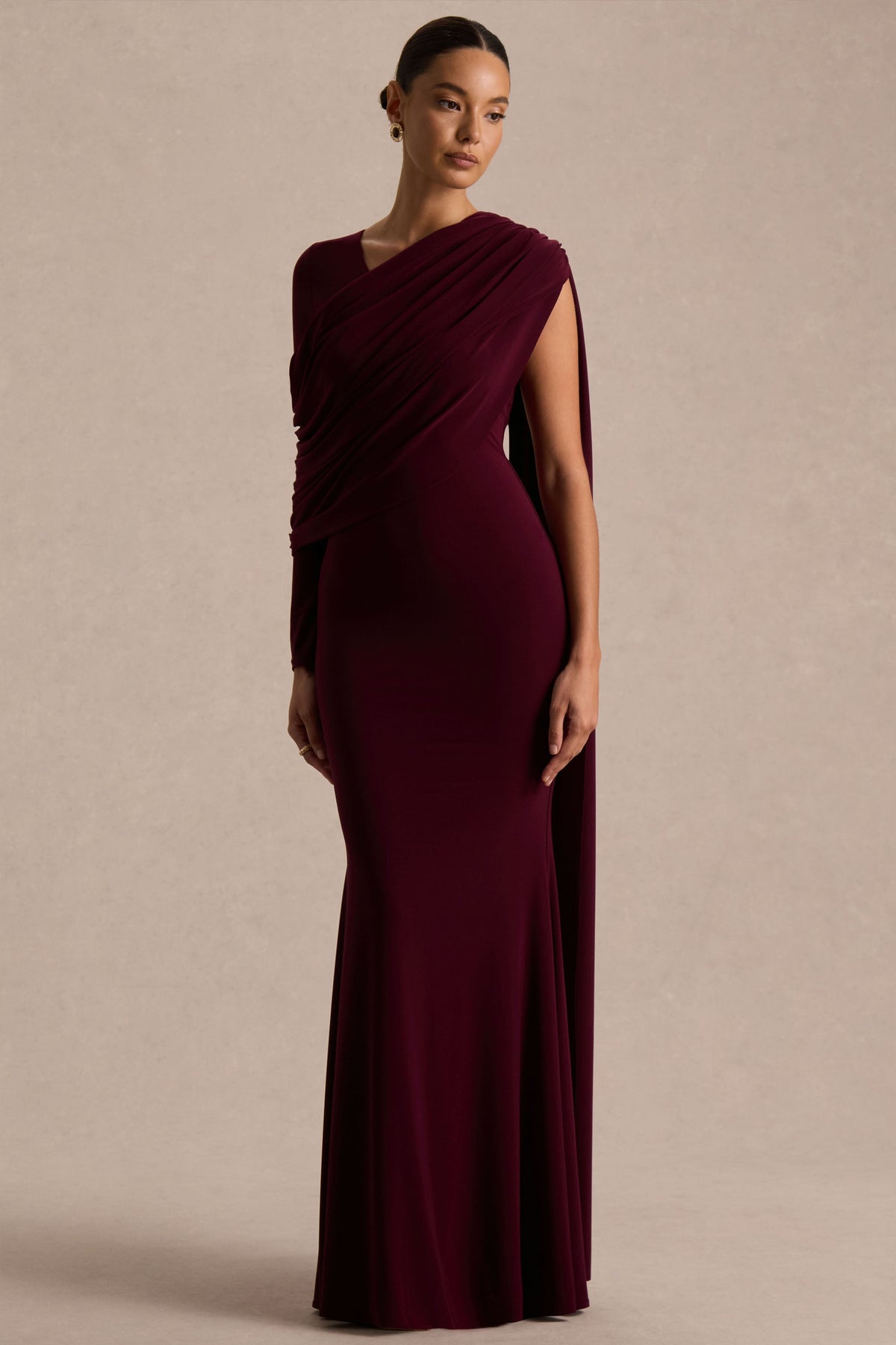 Rubelle | Vestido Largo Burdeos de Escote Asimétrico con Detalle Drapeado