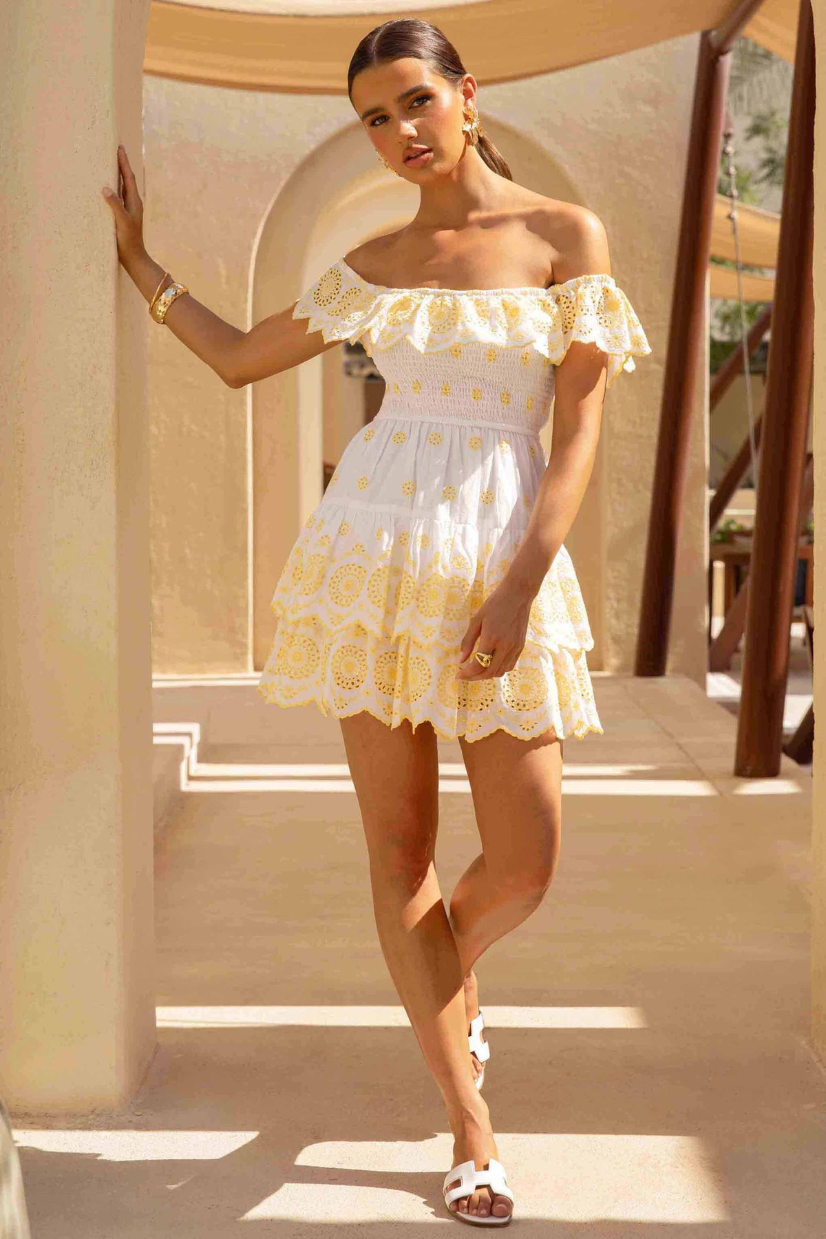 Andrea | Vestido Corto Bardot en Limón y Blanco con Volantes de Encaje Bordado