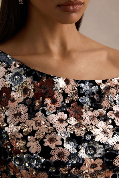 Electric | Vestido Largo de Terciopelo Negro con Lentejuelas Florales y Escote Asimétrico