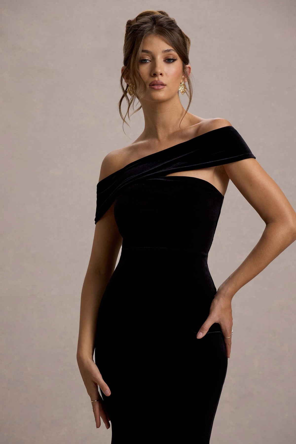 Candela | Vestido largo de Terciopelo negro con Escote Bardot Asimétrico
