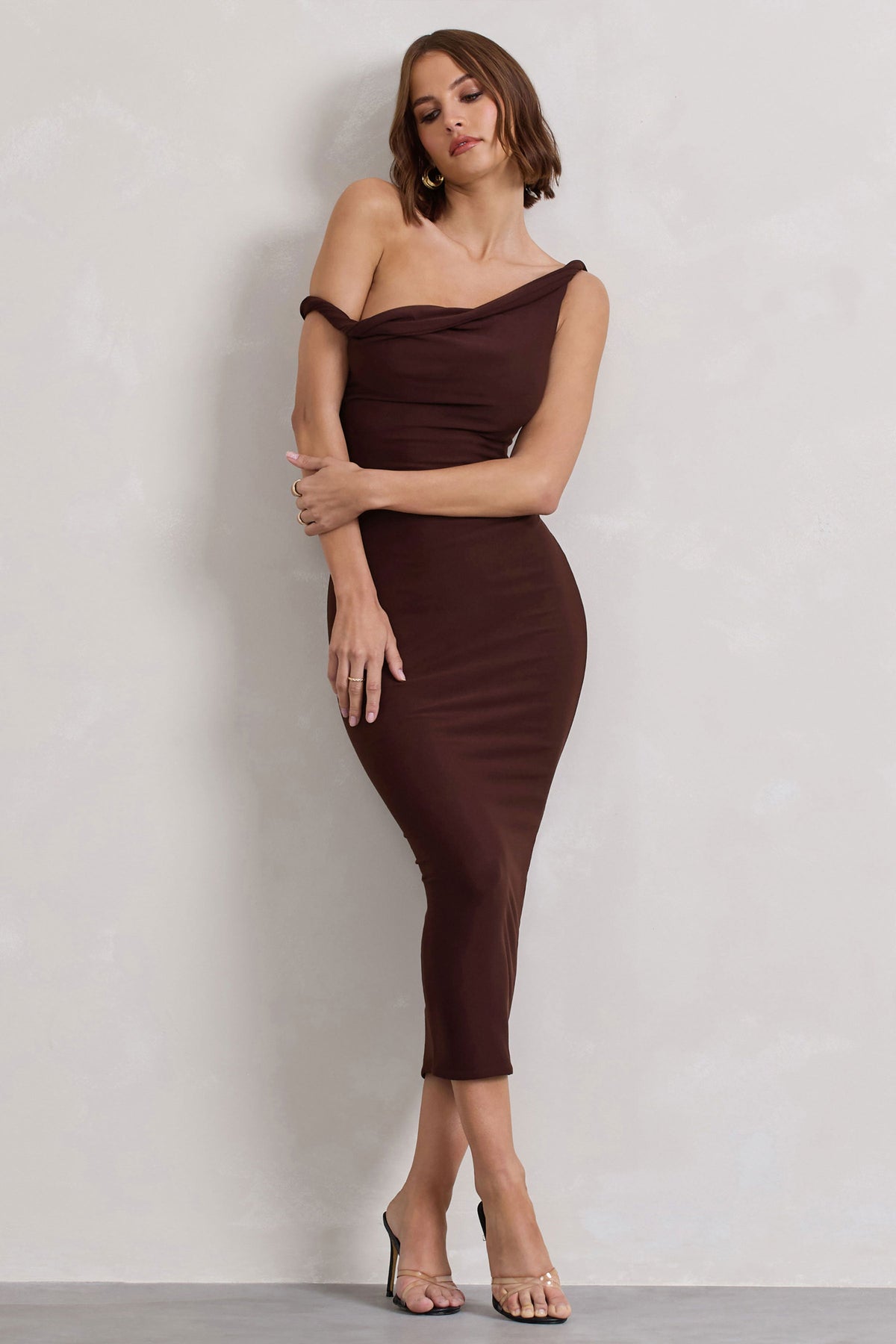 Salome | Vestido midi en marrón chocolate con escote asimétrico retorcido