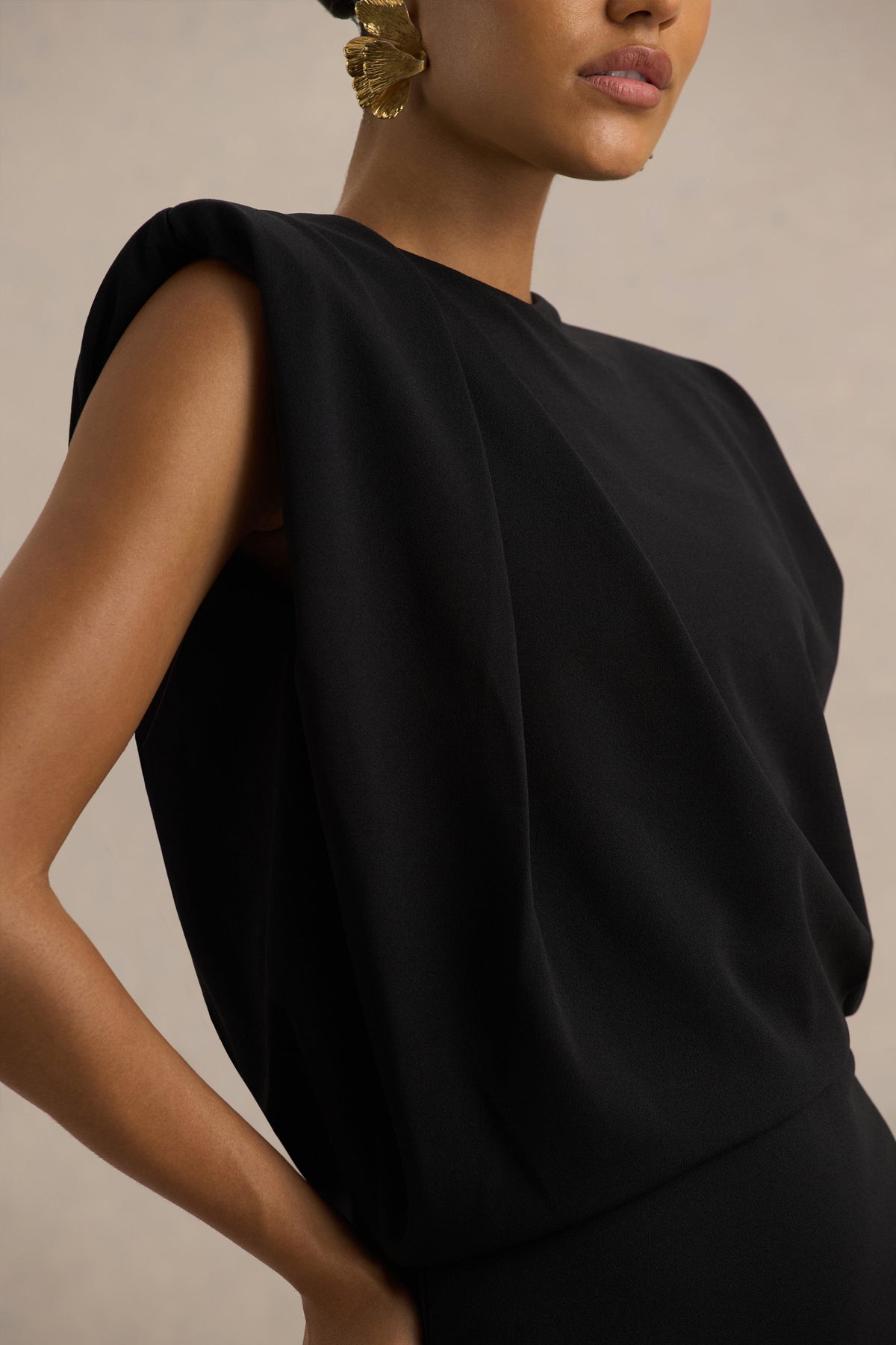 Meave | Vestido largo negro con escote barco y detalle drapeado