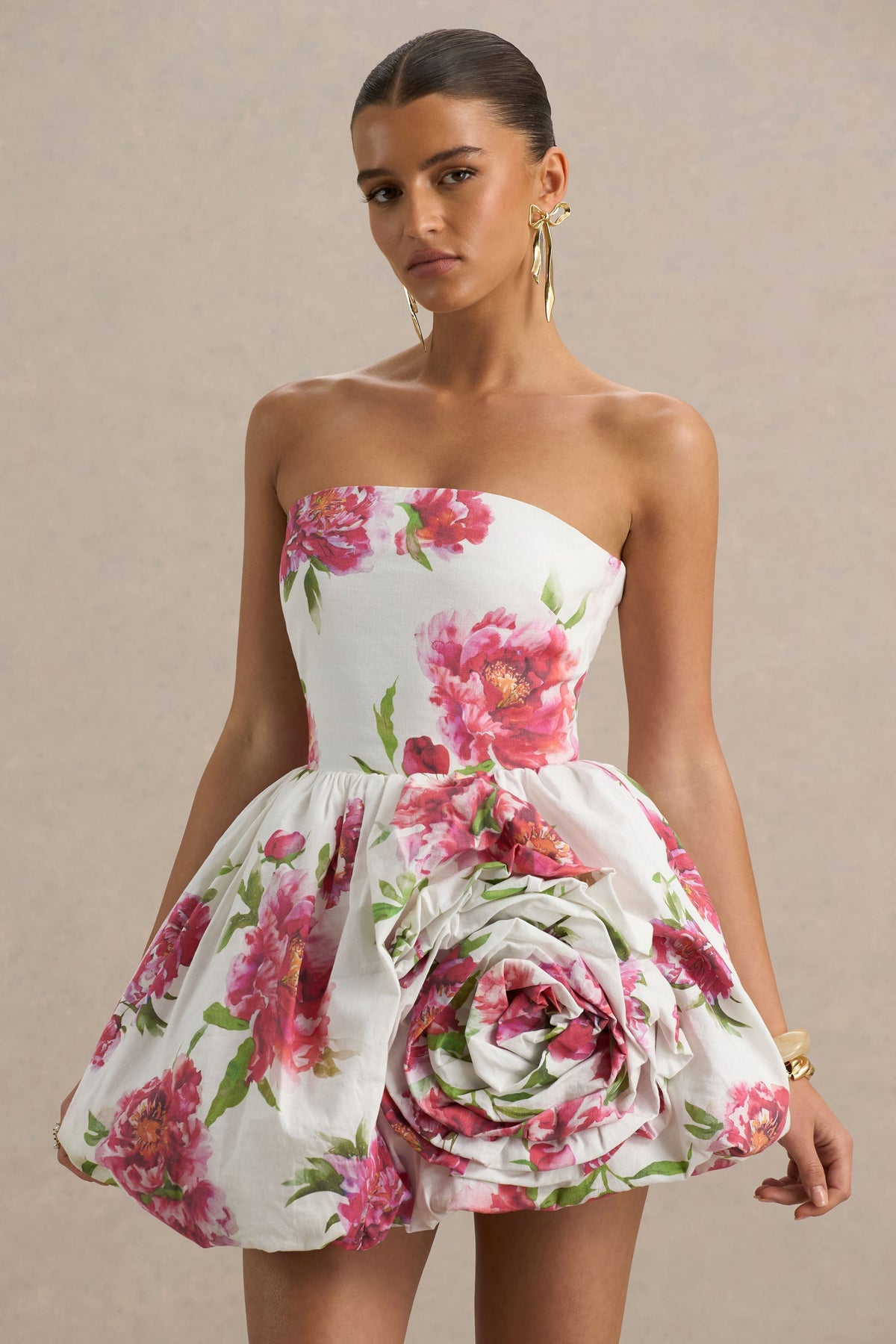 Adira | Vestido corto palabra de honor con estampado floral crema, falda globo y detalle de volante