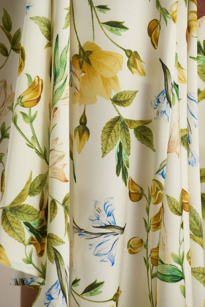 Glint | Vestido largo de Satén con Estampado floral Blanco y Dobladillo Asimétrico