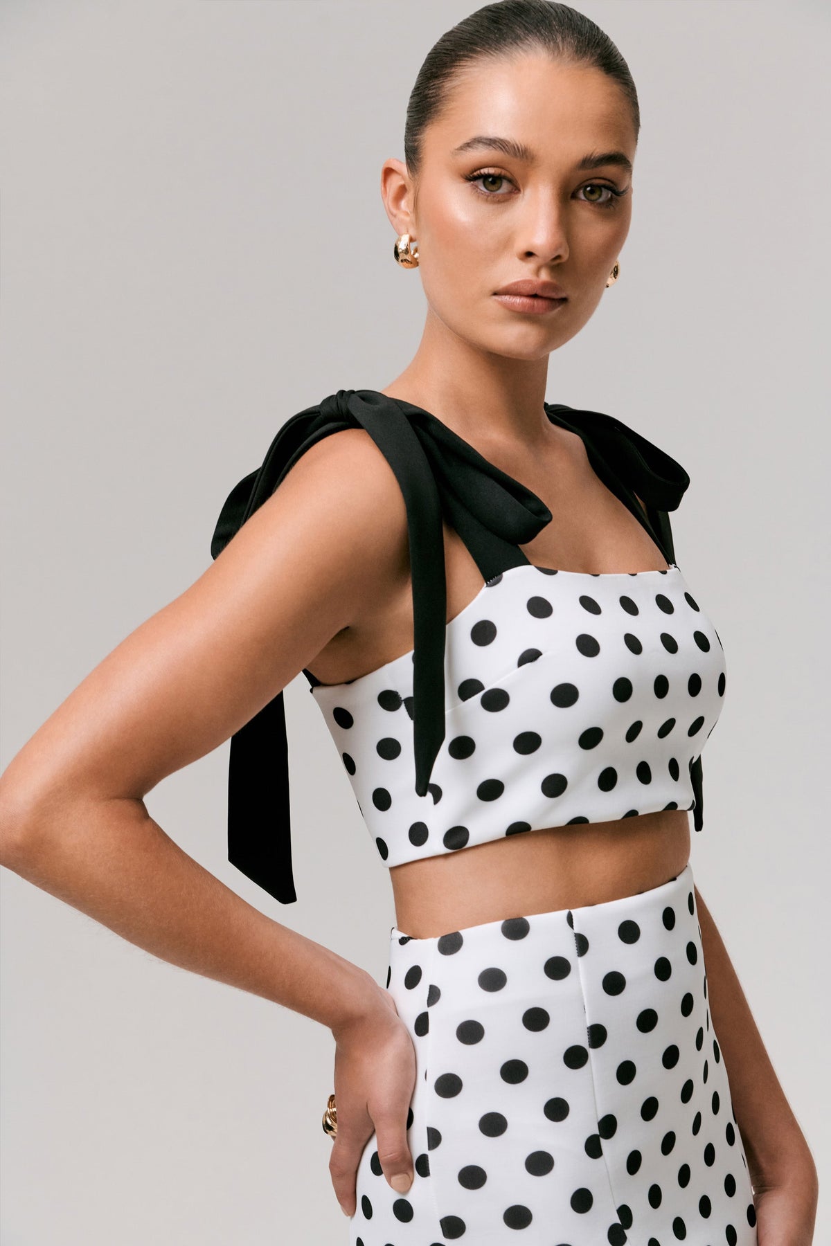 Phoebe | Top corto de lunares y tirantes negros con lazada