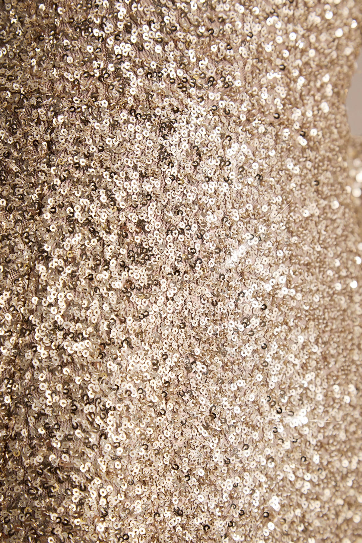 Invite | Vestido corto dorado de lentejuelas con escote cuadrado
