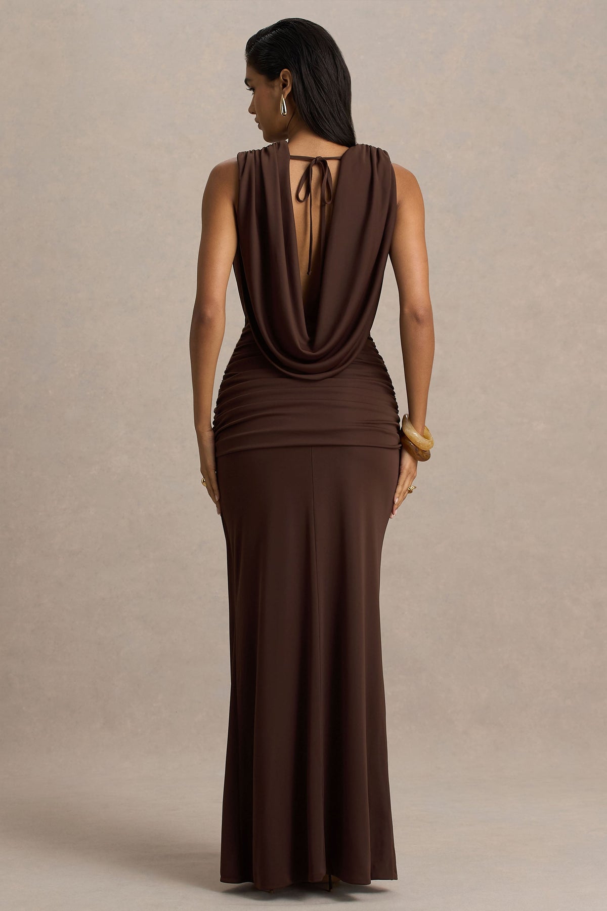 Serafina | Vestido Largo Chocolate De Escote Profundo Extremo con Detalle Wrap y Fruncidos
