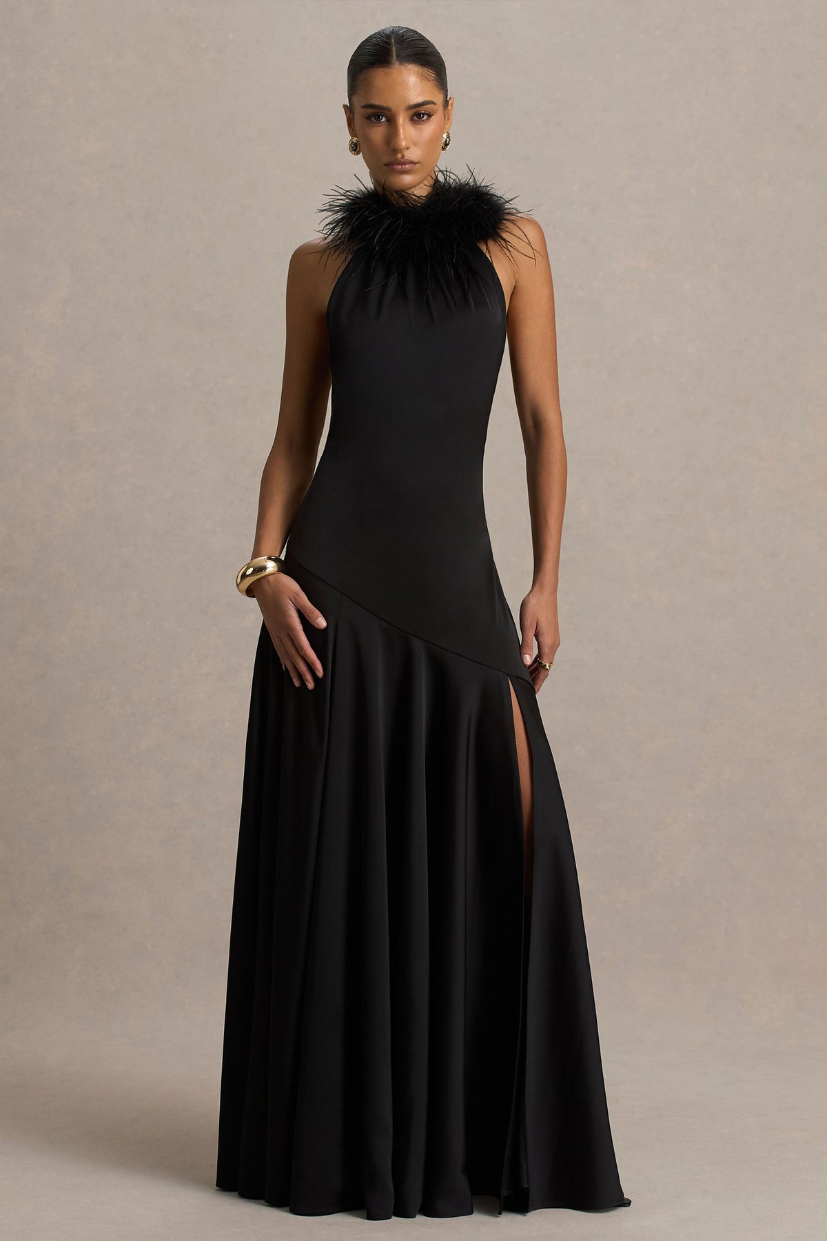 Jemima | Vestido largo de satén negro con cuello halter y detalle de plumas