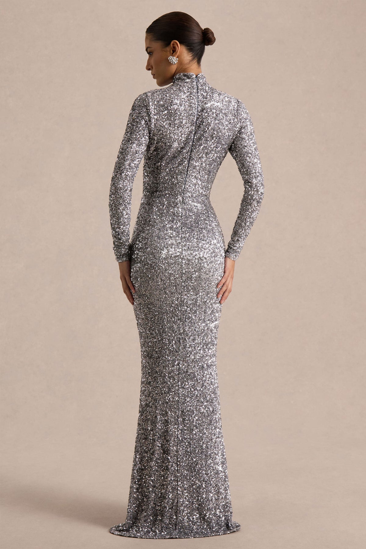 Galaxy | Vestido Largo Plateado de Lentejuelas con Cuello Cisne y Mangas Largas