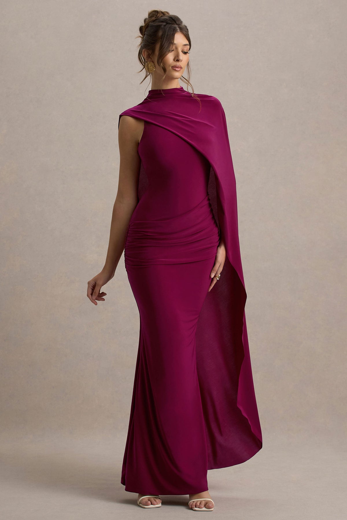 Maeve | Vestido largo en Burdeos con Manga Capa Drapeada