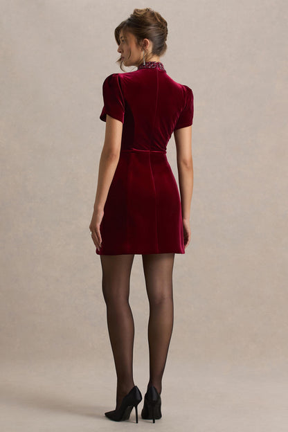 Margot | Vestido corto de terciopelo burdeos con cuello alto y detalles ornamentados
