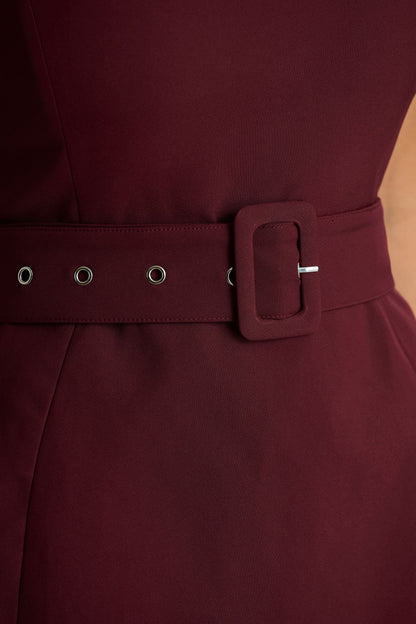 Timberly | Vestido corto en  burdeos de cuello alto y corte entallado