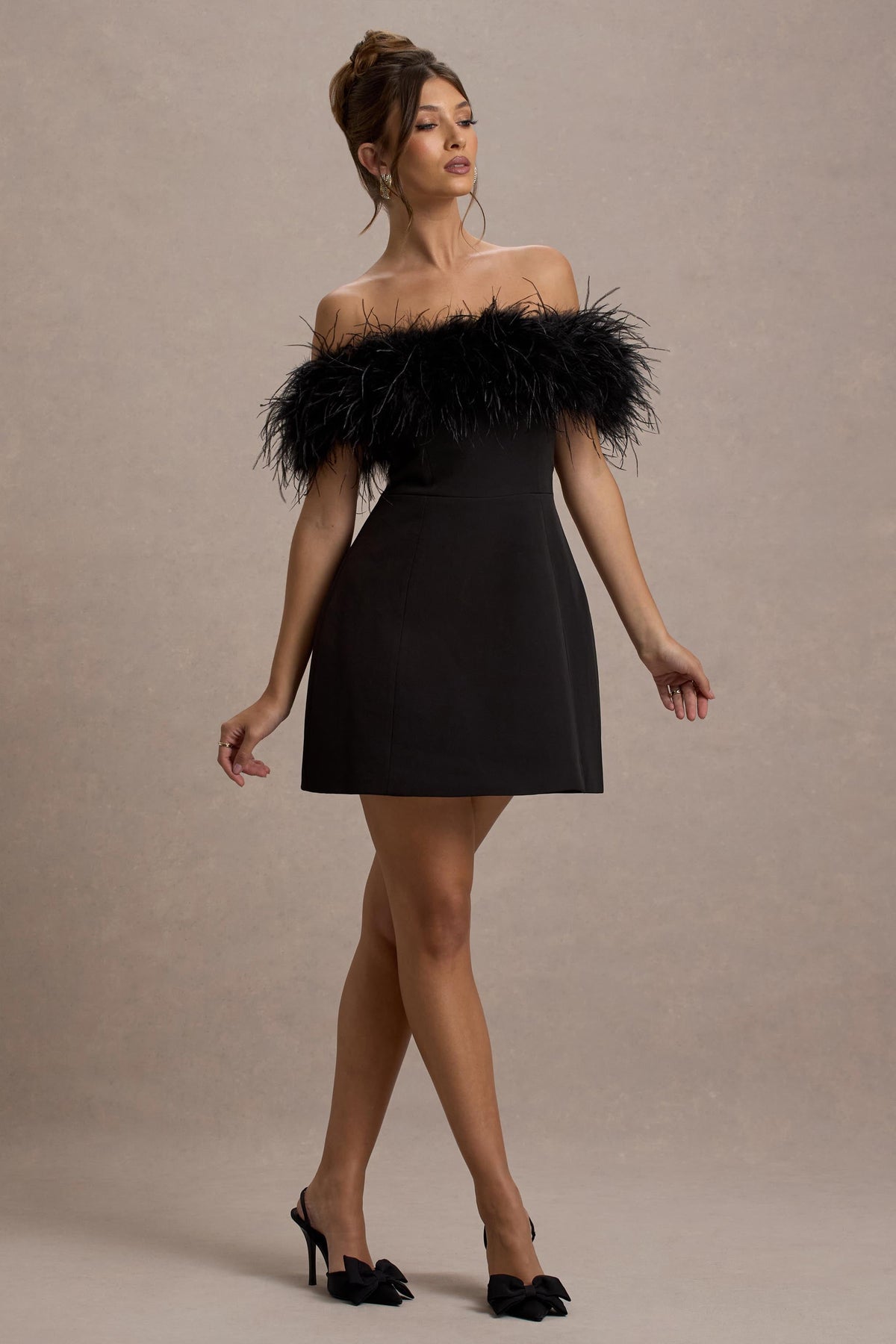 Palace | Vestido negro corto con escote bardot y ribete de plumas
