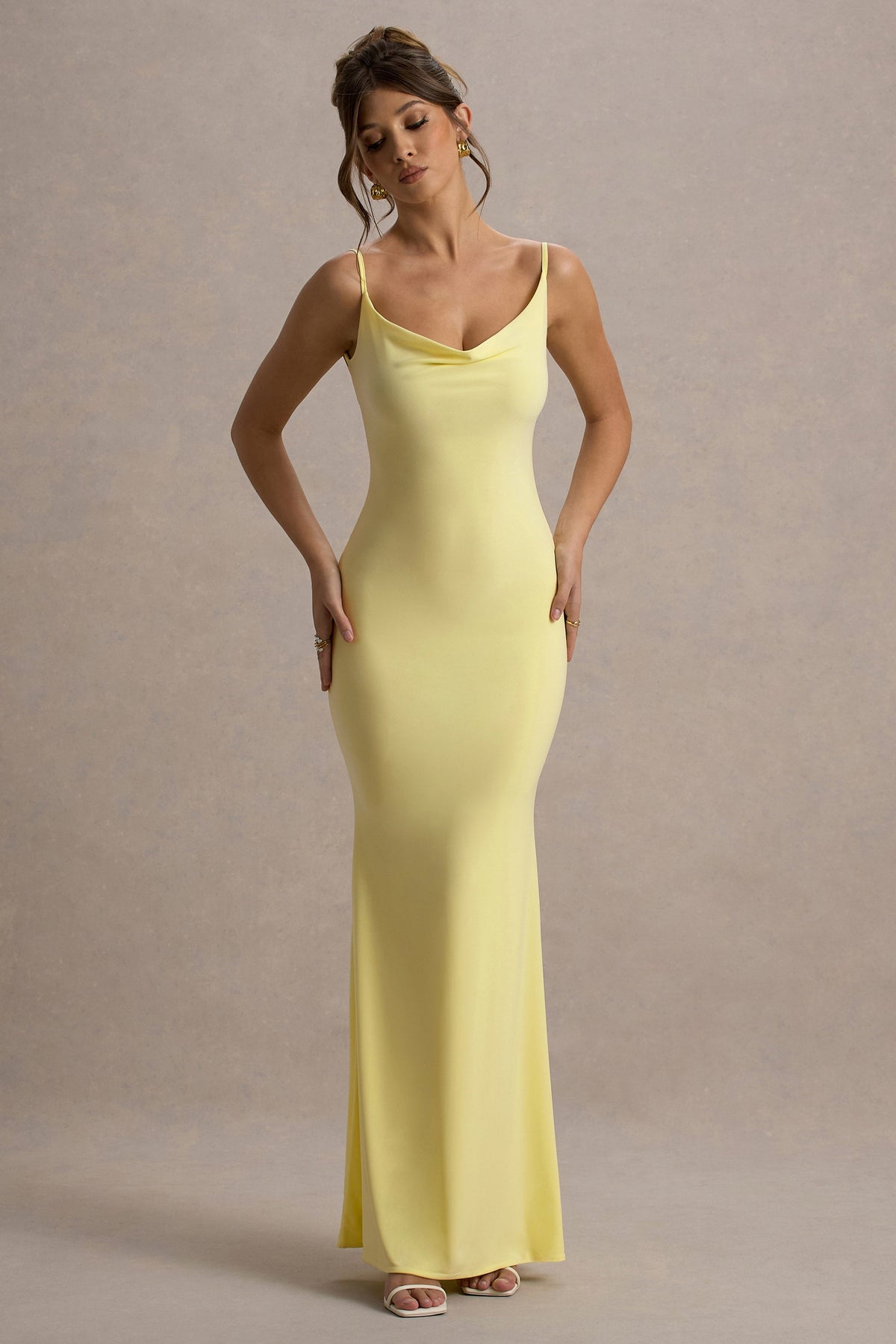 Francoise | Vestido largo en amararillo con detalle de encaje y espalda descubierta