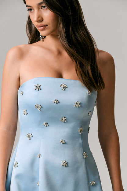 Entice | Vestido corto de satén azul pastel con detalles adornados