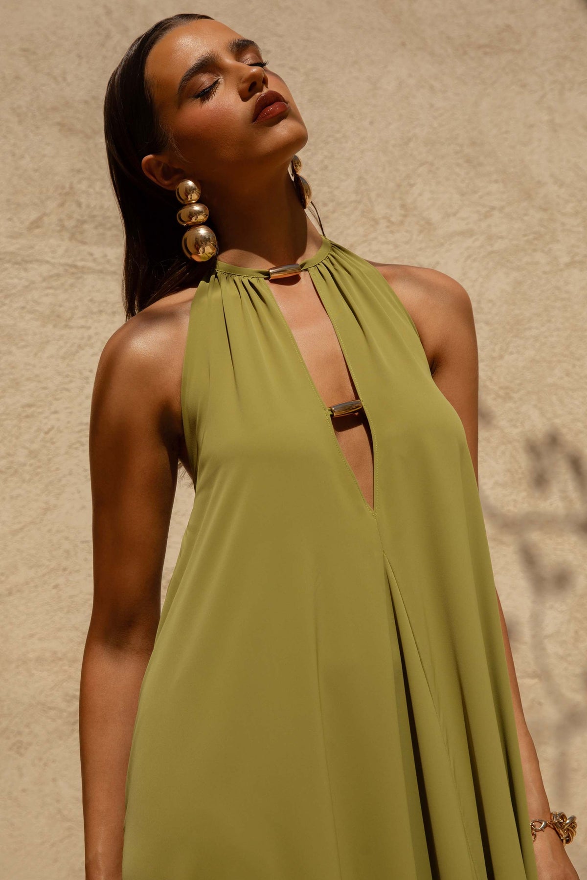 Zyon | Vestido largo con detalle de cuentas doradas en verde