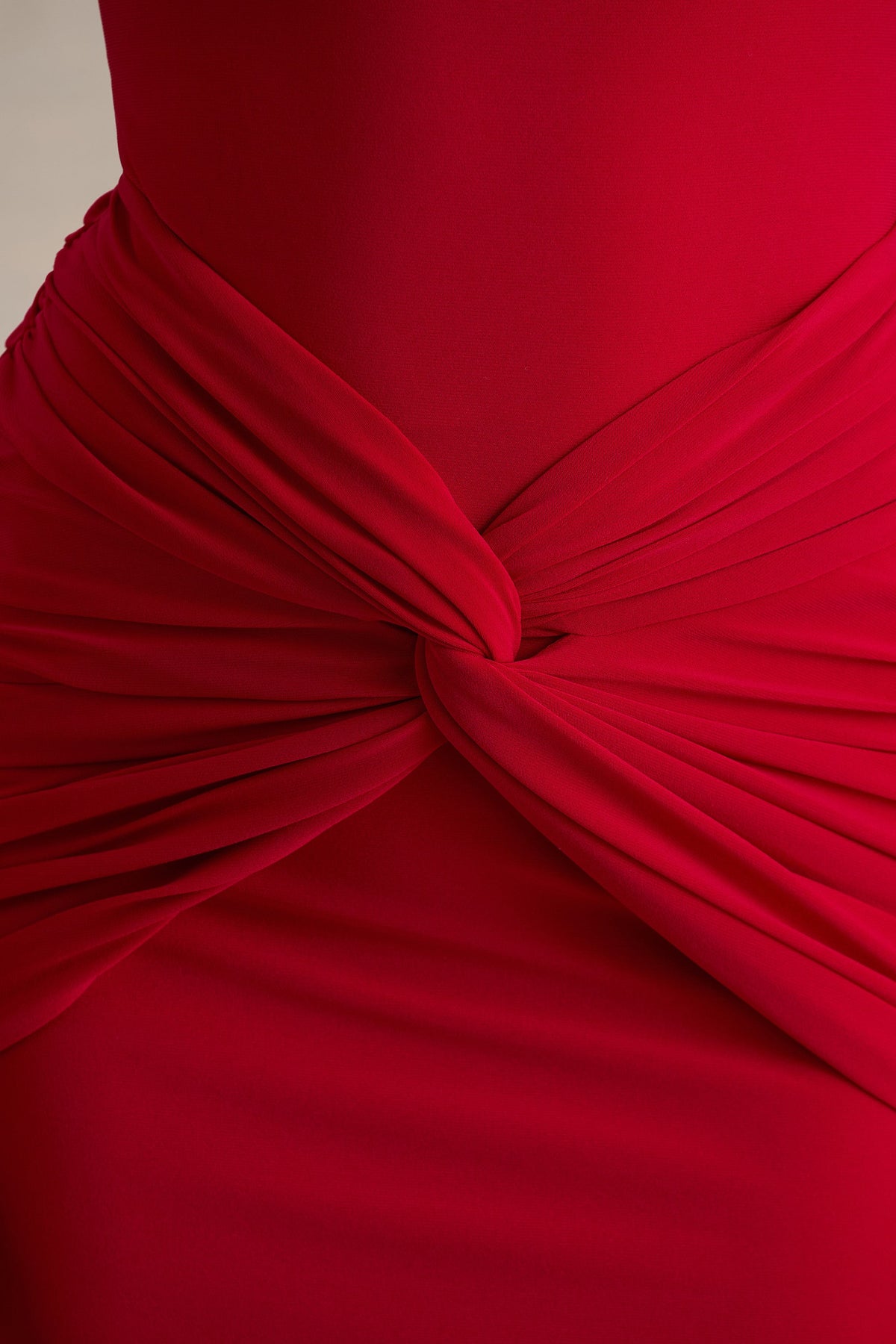 Alula | Vestido Rojo Largo con Cuello Alto y Detalle de Giro en el centro