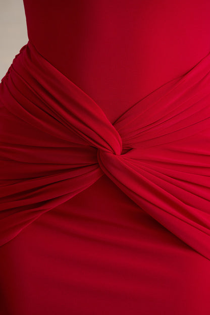 Alula | Vestido Rojo Largo con Cuello Alto y Detalle de Giro en el centro