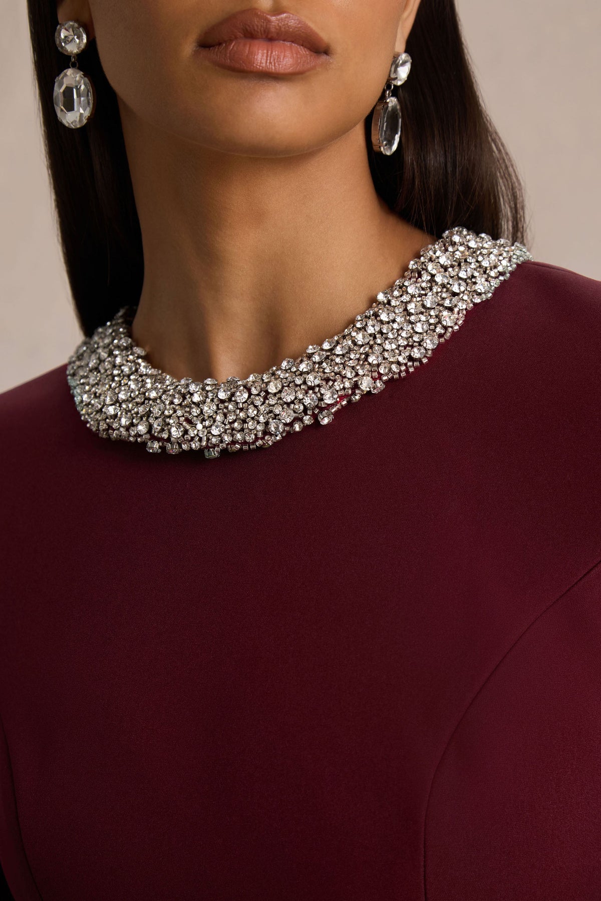 Eletta | Vestido Corto Burdeos con Cuello Redondo y Detalle de Pedrería