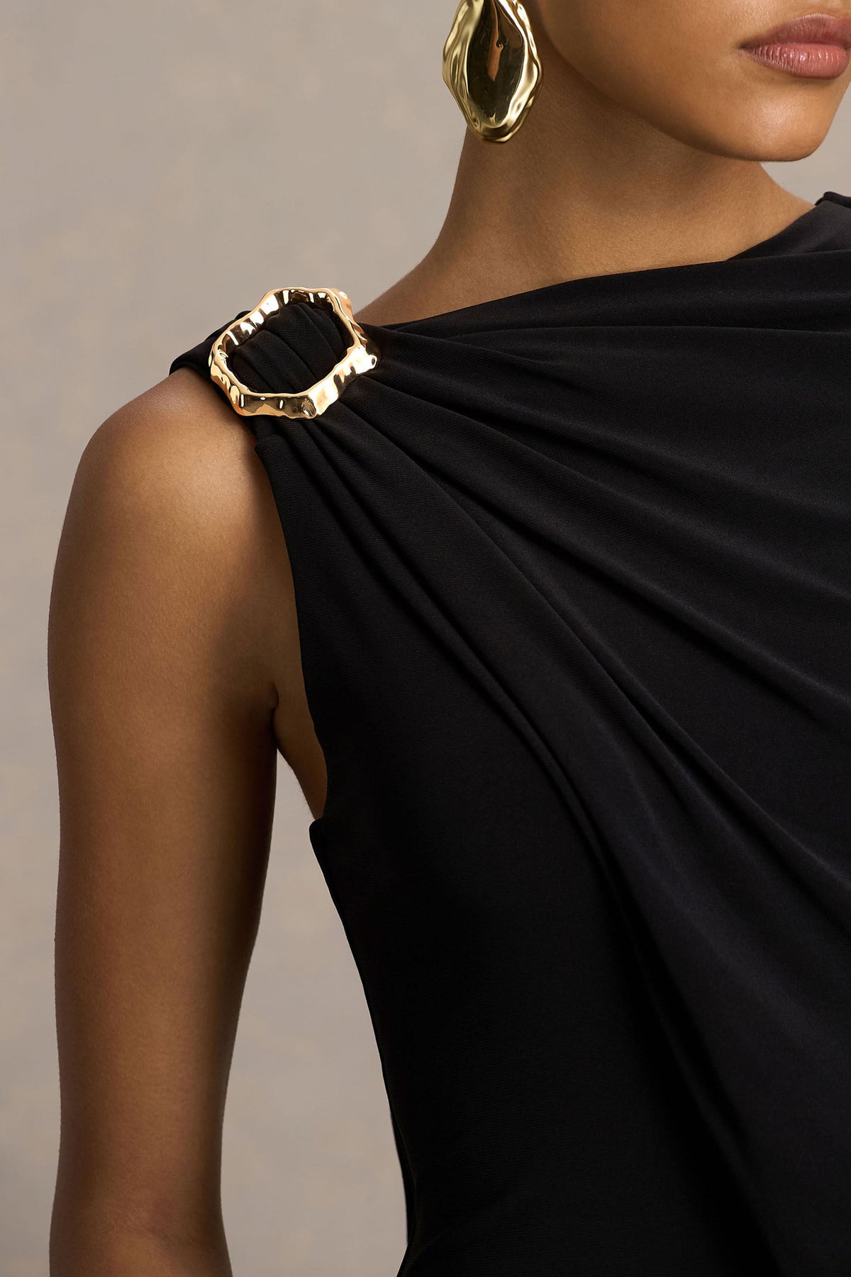 Cressida | Vestido Largo negro con escote asimétrico y manga tipo capa