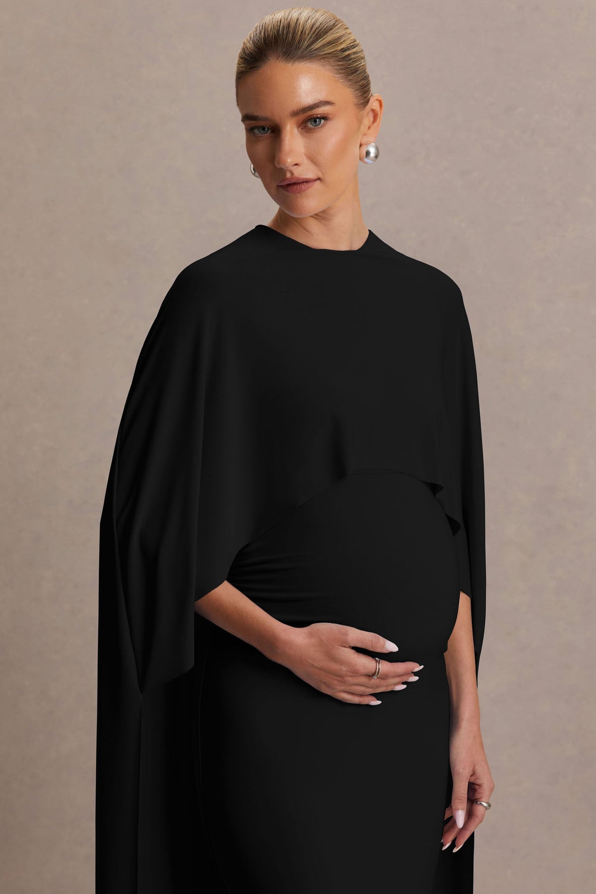 Padma | Vestido Largo Premamá Negro Drapeado con Mangas Capa